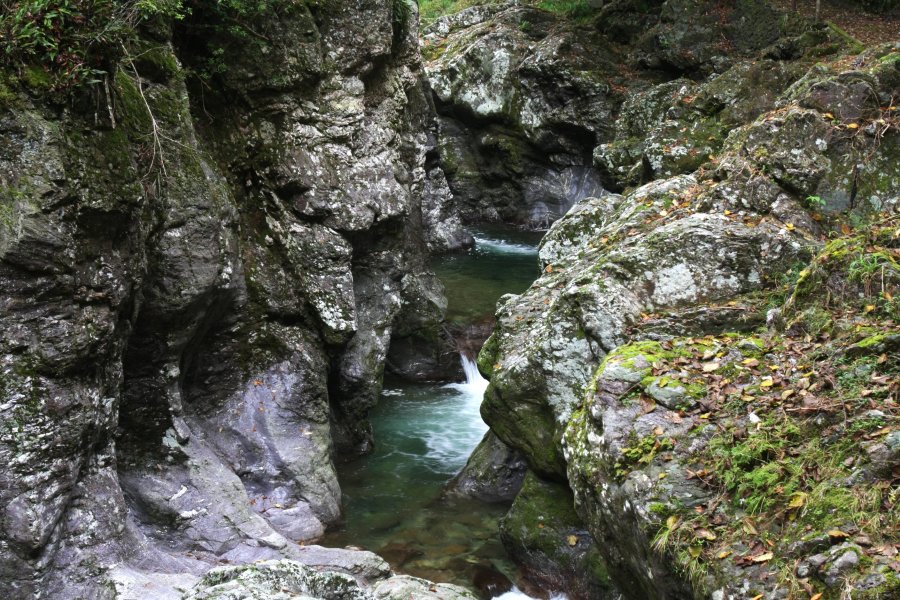 玉谷川の清流は、大岩の隙間を縫うように流れ小滝を造っている。