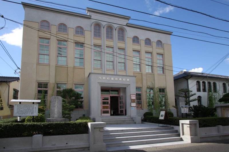 もともとは警察署として建てられたため重厚ではあるが、レトロな商店街にマッチした雰囲気となっている。