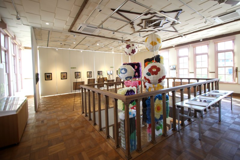 2階スペースでは、内子町にまつわる芸術作品等の展示会が定期開催される。