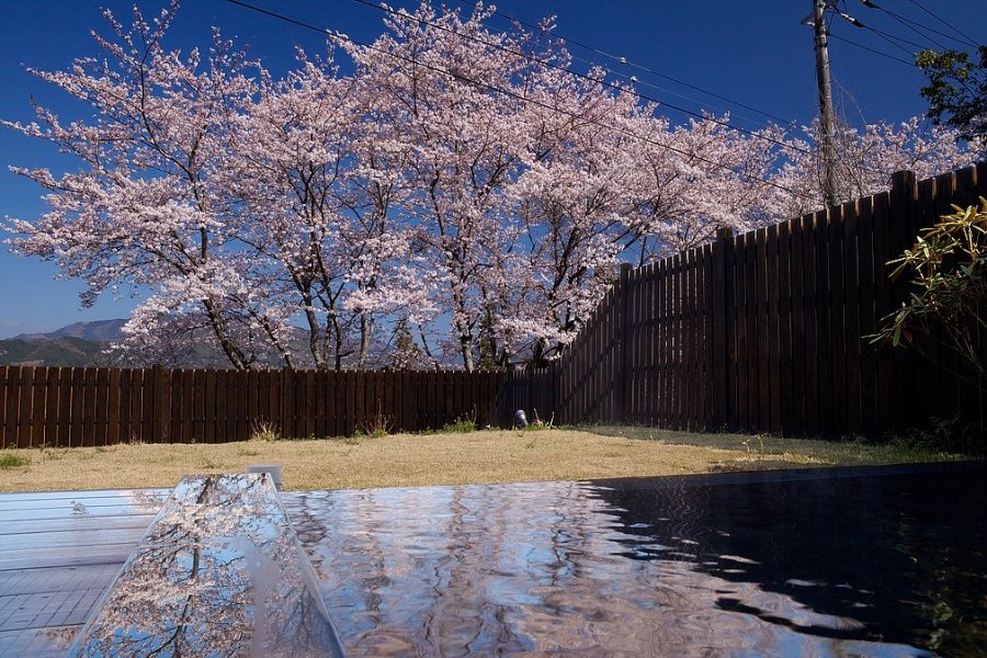 青石を敷き詰めた露天風呂からは、内子町の眺望と四季折々の木々や草花を見渡すことができる。