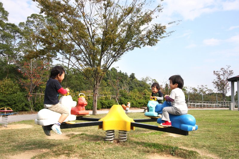 和気あいあいと遊ぶ子供。公園で一緒に遊べば、初対面の子もすぐ友達に。