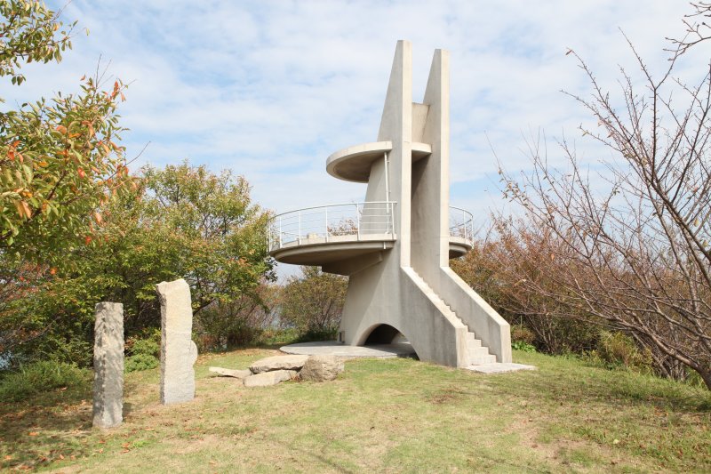 船のマストを模して造られた展望台からは斎灘（いつきなだ）と来島海峡が望め、様々な船が海峡を行き交う風景を見られる。