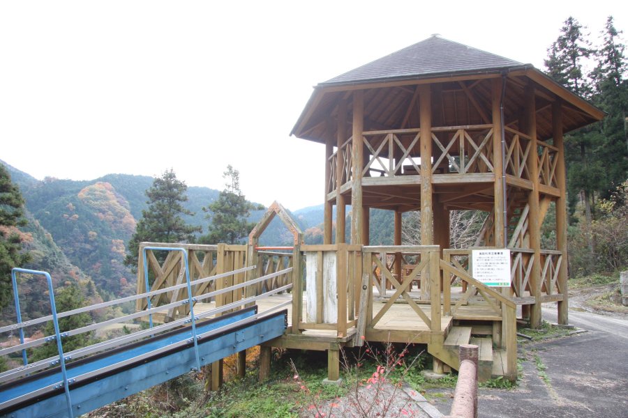 すべり台のスタート地点には木造の展望台があり、広田の美しい山々や自然美が一望できる。