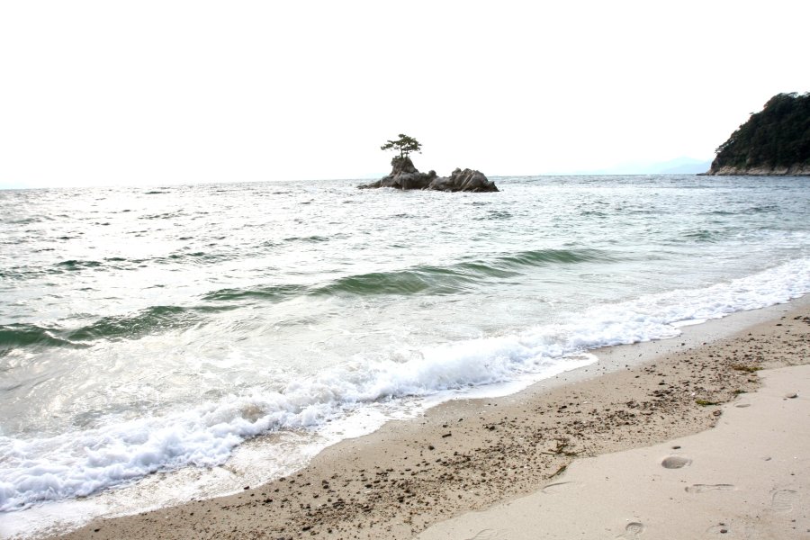 海岸の沖にある2本の松が生えた風情ある岩場。潮が引くと岩礁の道が現れ、水軍の船を繋いだとされる船継ぎ石の跡がある。