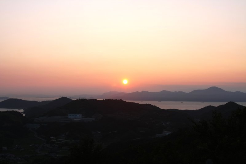 時間にかかわらずいろいろな景色が楽しめる。特に夕日の沈む瞬間はおすすめ。