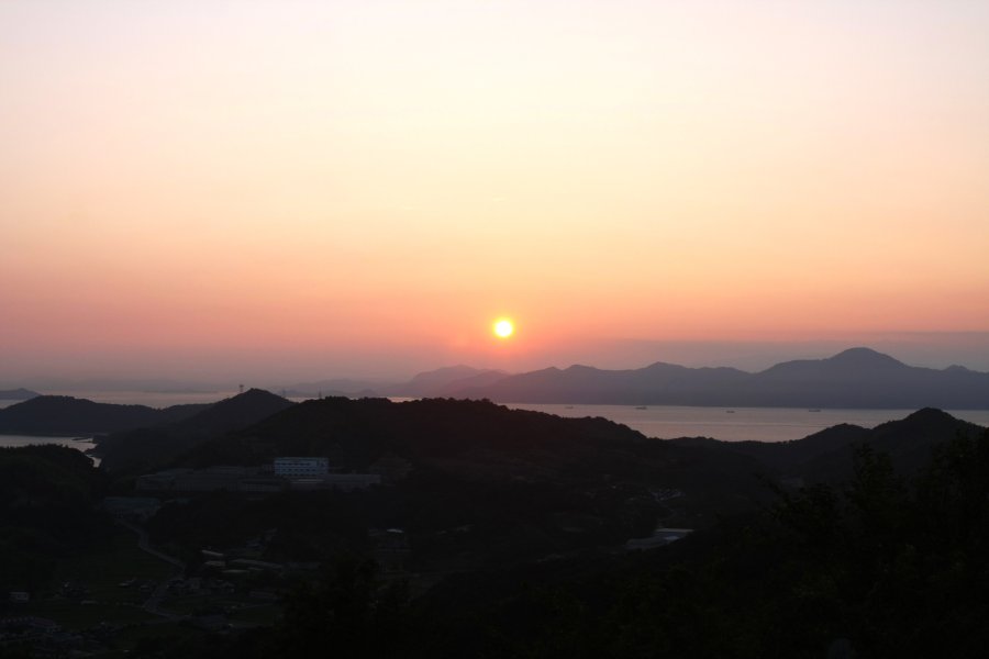 時間にかかわらずいろいろな景色が楽しめる。特に夕日の沈む瞬間はおすすめ。