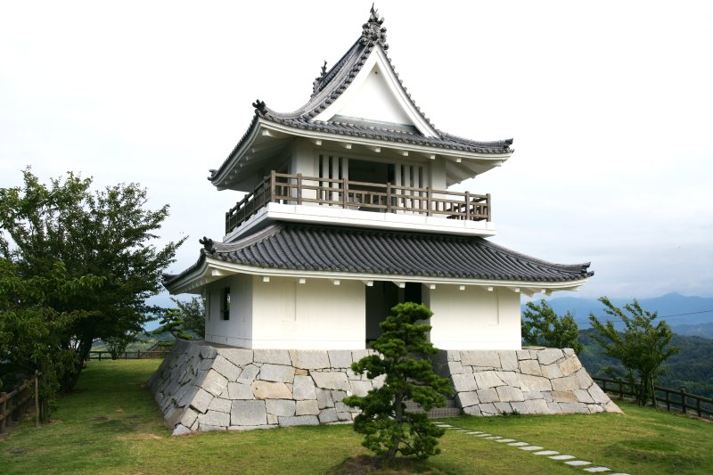 来島村上海賊の遠見番所があったことから、城の形をした展望台が建てられている。