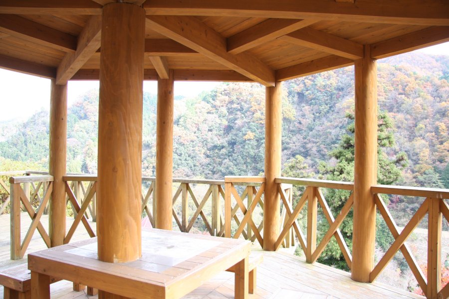 木造の展望台。柱も丸太をそのまま使用しており、素材の優しさや木のぬくもりが存分に伝わってくる。