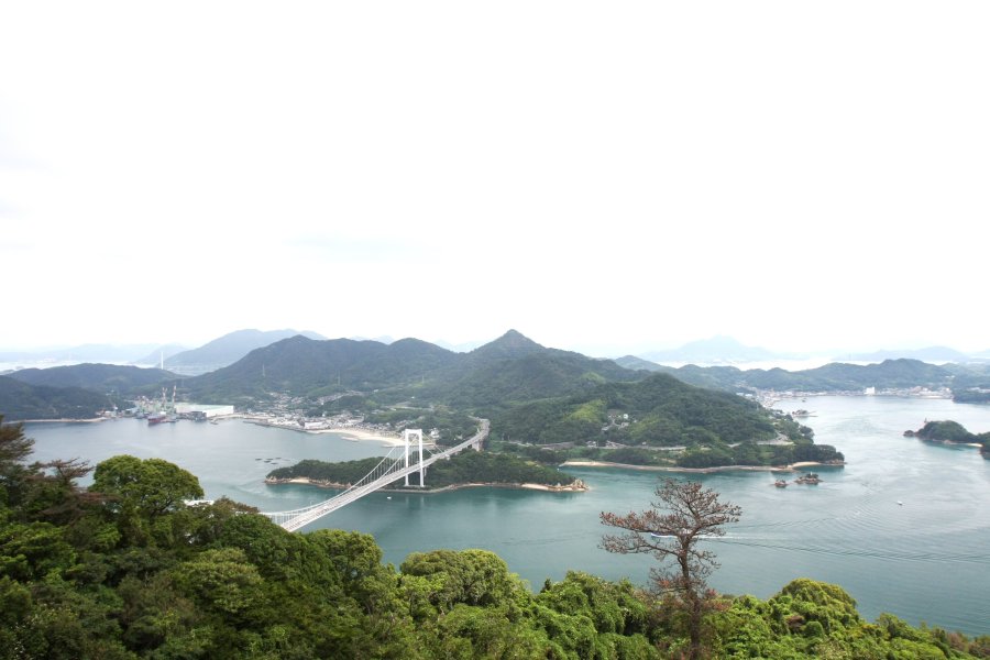 「しまなみ海道」の伯方・大島大橋や、瀬戸内の島々を展望することができる。