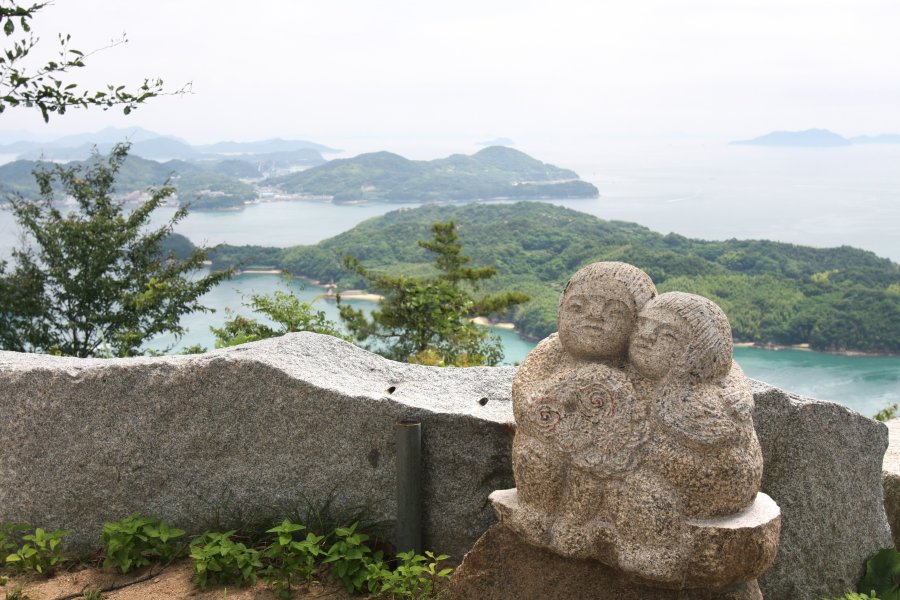 地元の石彫サークルが作った大島の特産「大島石」を使った一風変わった石彫が展望公園内に点在している。