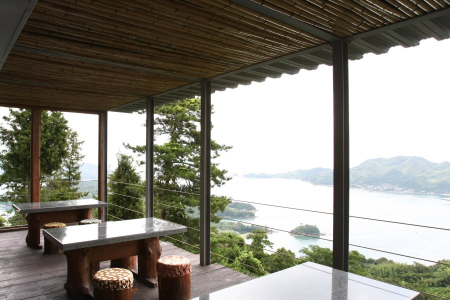山頂付近にある「遠見茶屋」では景色を楽しみながら、地元の食材を使った特製の「カレイ山のカレー」が楽しめる。