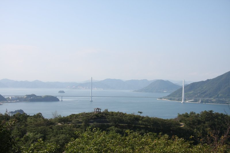 開山山頂にある展望台からは、伯方・大島大橋や大三島橋、多々羅大橋などが一望でき、360度広がる瀬戸内海の多島美を堪能できる。