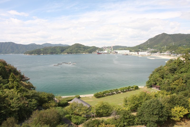 海のすぐそばにあるキャンプ場では春になると桜が咲き誇り、夏は海水浴や釣りが楽しめるなど、船を利用しなくても渡れる無人の島でのんびりと過ごせる。