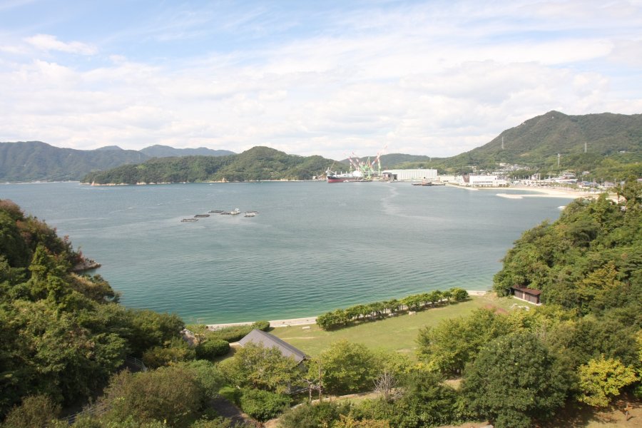 海のすぐそばにあるキャンプ場では春になると桜が咲き誇り、夏は海水浴や釣りが楽しめるなど、船を利用しなくても渡れる無人の島でのんびりと過ごせる。