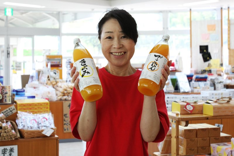愛媛産の柑橘を100％使用したストレートジュースは濃厚な味わい。柑橘の種類により風味が異なり様々な味が楽しめる。