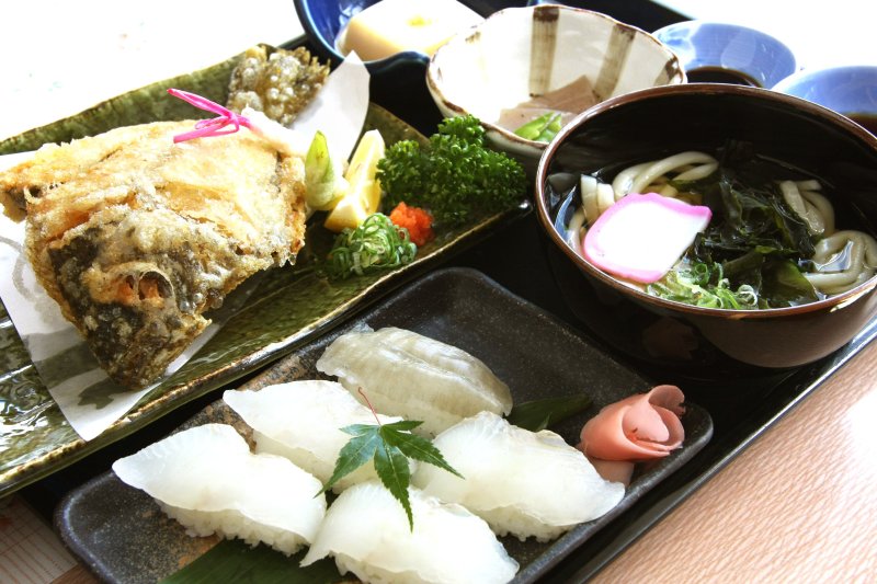 生きたまま調理されるタイやタコなどどれも新鮮さにこだわっている。骨まで食べられるヒラメの唐揚げや寿司など、魚介類のメニューが豊富。