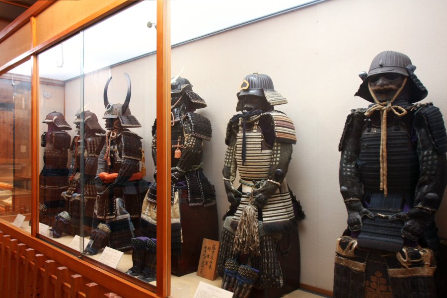 天守閣内部には、藩主着用の甲冑などの他にも多くの展示物が並ぶ。