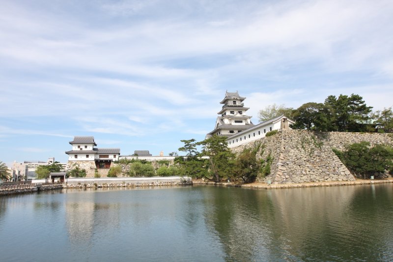 堀には海水が引き入れられていて、潮の満ち引きによって水位が変わる。