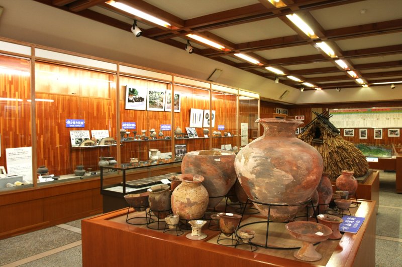 朝倉地区の古墳から出土した銅鏡や土器などを始め、竪穴式住居模型や古墳模型なども展示している。