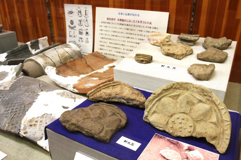 朝倉の本郷地区にあったとされる本堂寺の古代瓦や、銅鏡や銅剣、土器などがジャンルごとに展示されている。