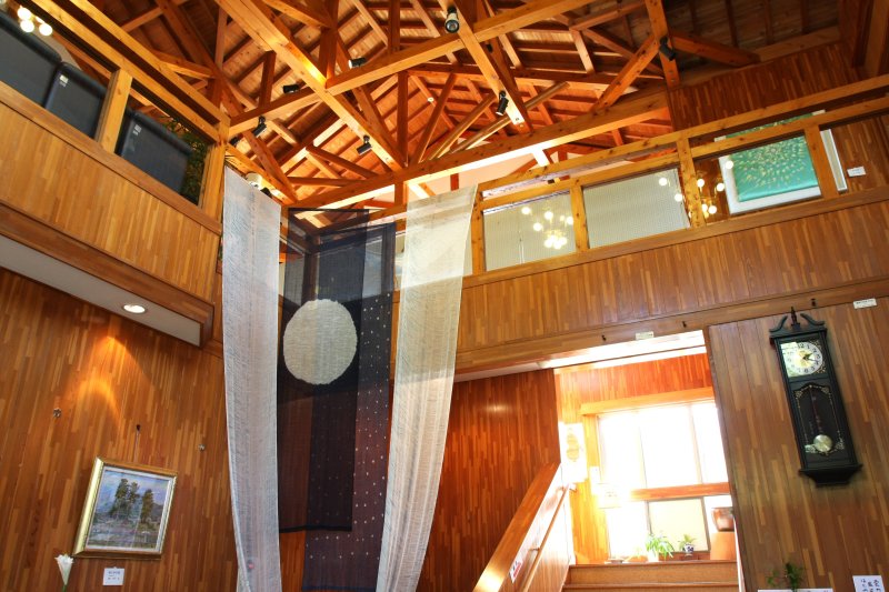 木の温もりと香りあふれる落ち着いた洋館風の館内。ロビーでは朝倉地区の観光情報も紹介している。