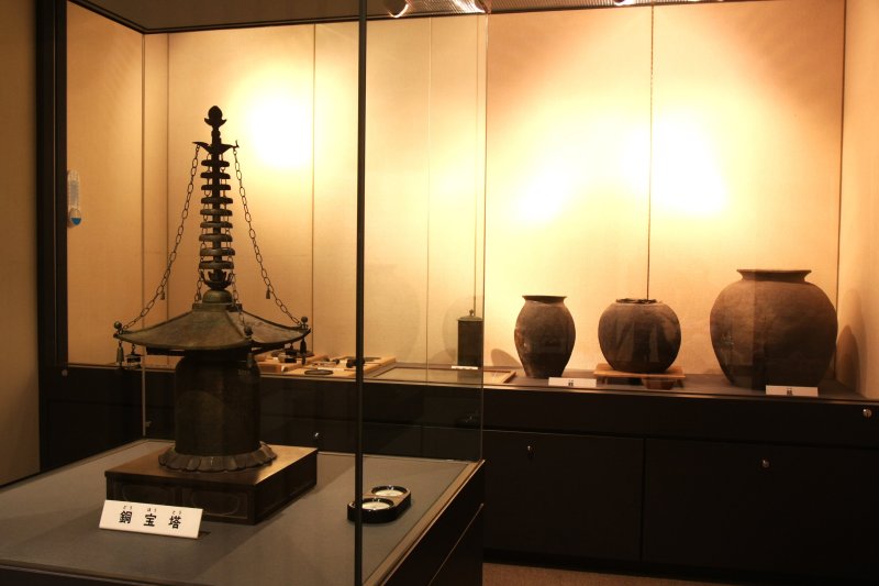 楢原山から出土した銅宝塔や土器などが国宝に指定され、貴重な文化財として丁寧に保存されている。（公開不定期）
