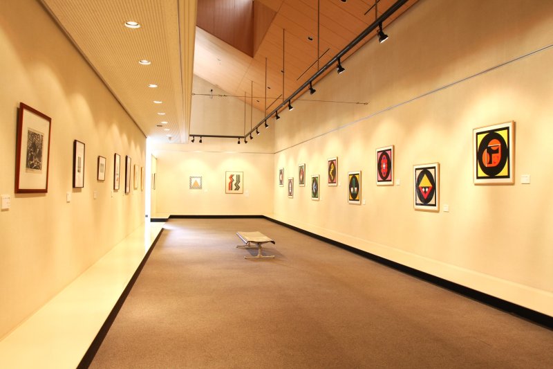 1階展示室は圧迫感のない吹き抜けの造りで、窓から望む周囲が静かな田園に囲まれた心落ち着く空間となっている。