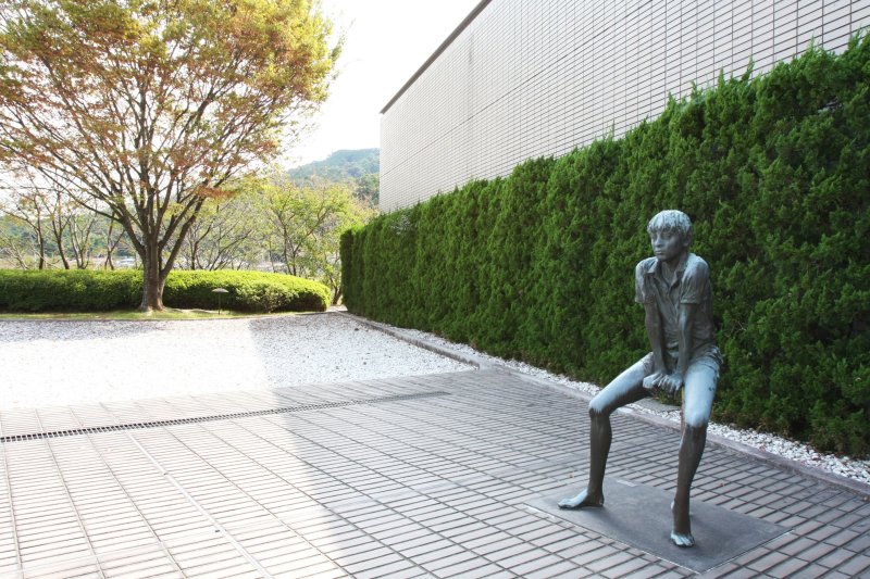 入口には絵画だけでなく彫刻も展示され、近代アートを身近に見て触れて鑑賞できる。