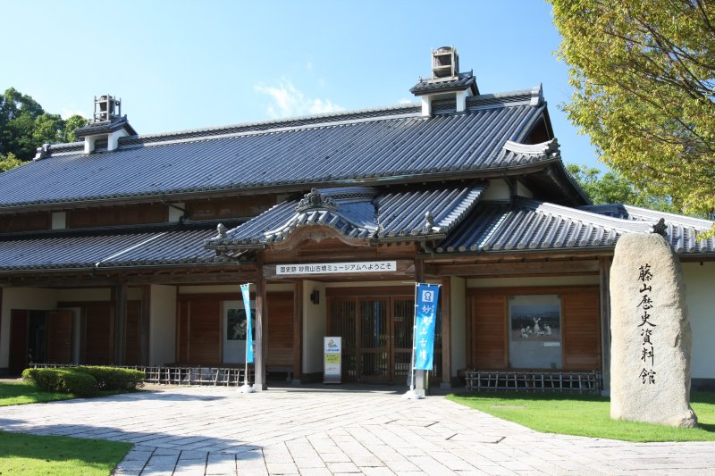妙見山古墳の貴重な遺物がいっぱい詰まった資料館は、町内の旧家を再現したという印象的な外観。