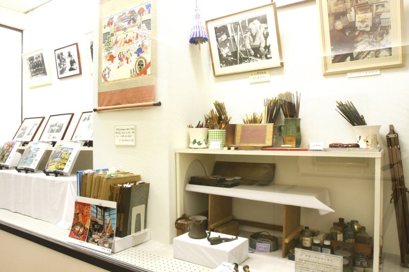 野間仁根の絵画など約100点以上が収蔵され、常時約30点ほどが展示されている。また、愛用していた道具も展示しており、郷土が生んだ偉大な画家の軌跡を知ることができる。