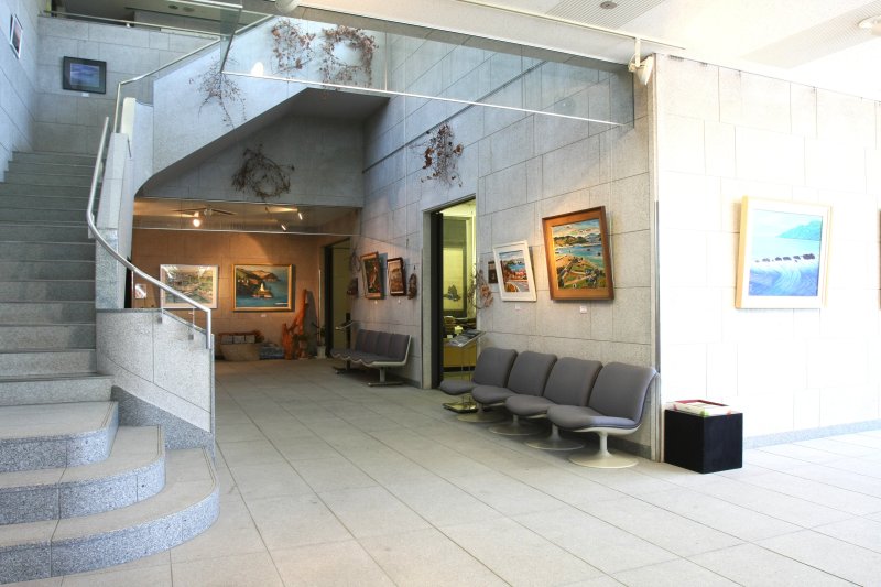床に大島石が張られた広いロビーでは絵画や書、焼物などの特別展も行われる。