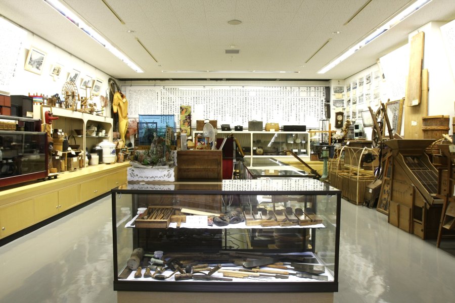 町内外から集められた古民具の数々は、ふるさとの暮らしと心を今に伝えている。
