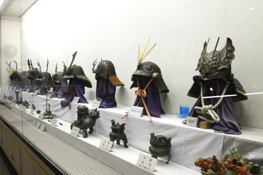 郷土のあゆみというテーマの展示室には、村上海賊ゆかりの品が多数展示され鎧兜や刀が並ぶ。