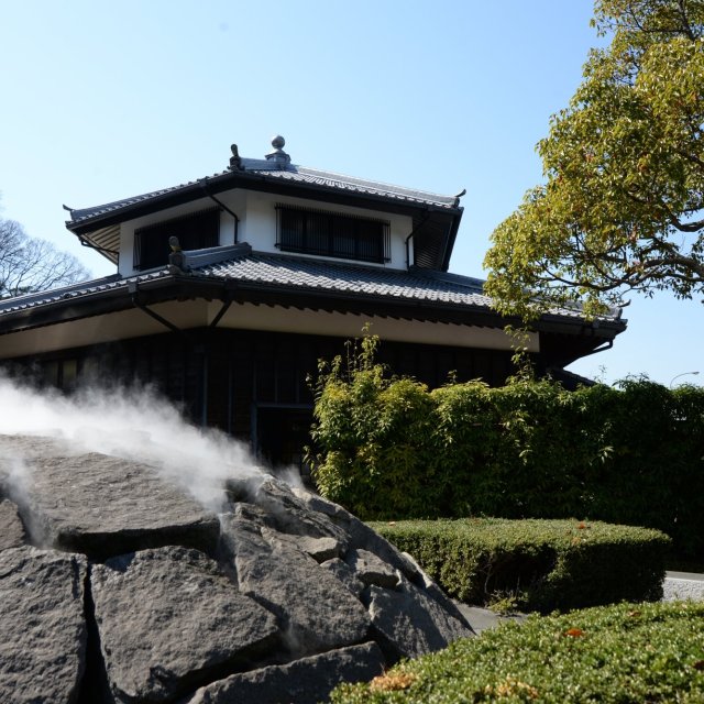 温泉モニュメント入り外観。
