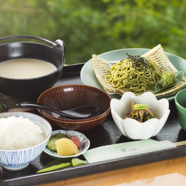 茶そばとおぼろ豆富がセットに