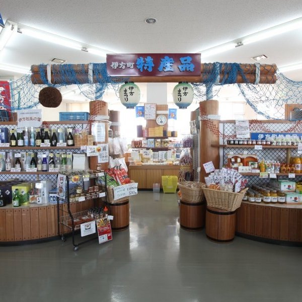 地酒「伊方杜氏」などを始め、民芸品や加工品を販売。お土産選びも楽しむことができる。