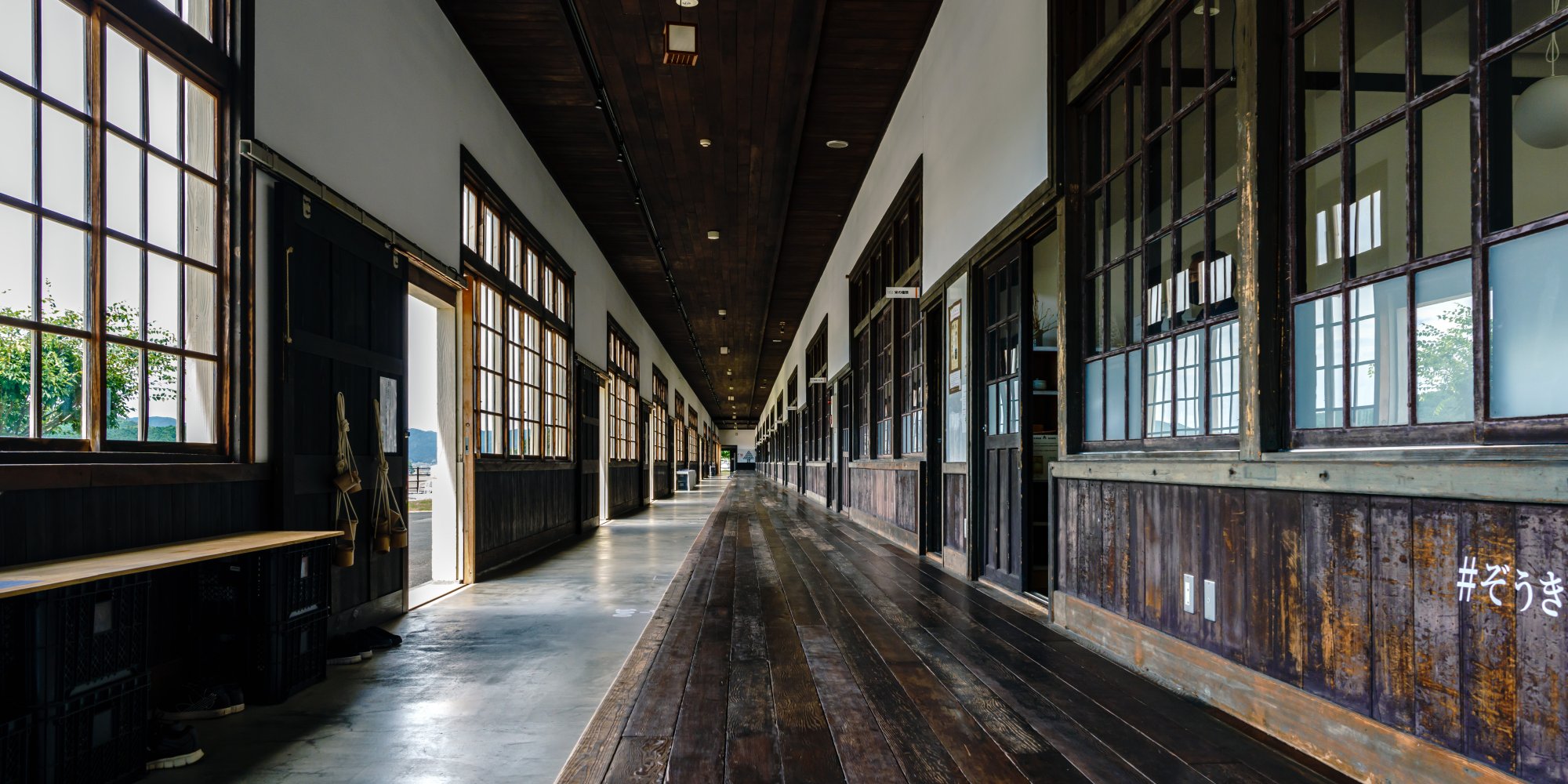 日本一長い木造校舎でぞうきんがけ