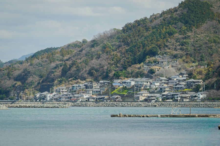 【愛媛県伊予市】急斜面に家々が重なる伊予市・「いりこの里」へ。手掘りトンネルと鰯供養塔が語る、時をかける旅。