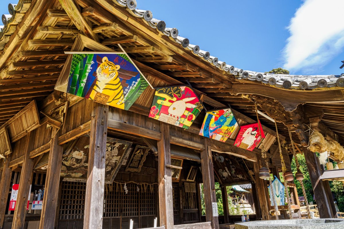 昨日までの敵を、愛した。伊予市・伊予岡八幡神社に眠る『人類愛の絵馬』と古代ロマンの森へ