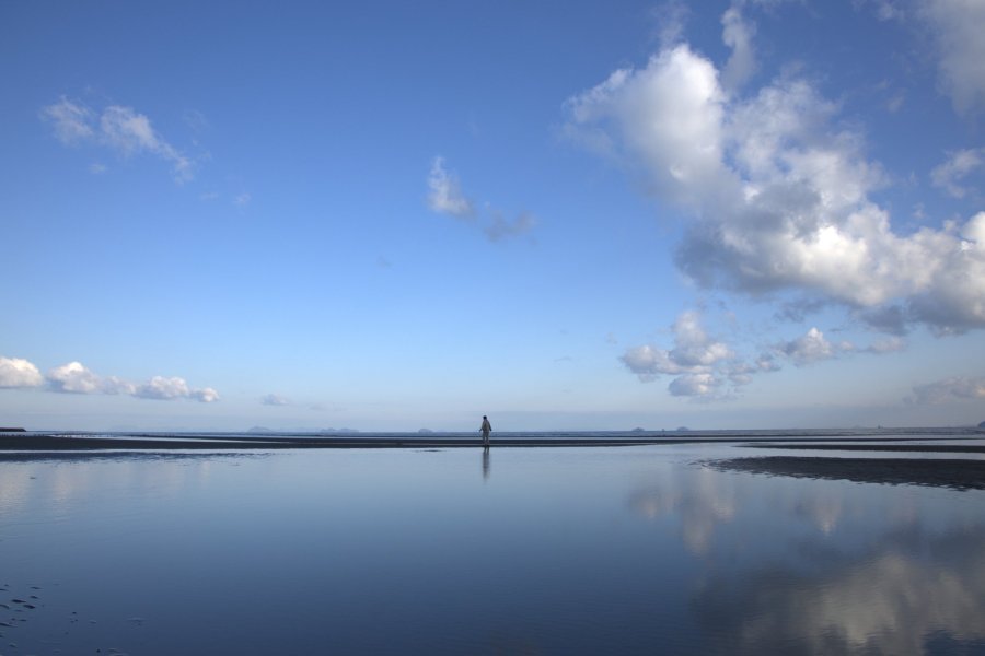 空と海のあいだを歩く｜四国中央市「ふれあいの海辺」で出会う、絶景リフレクション！