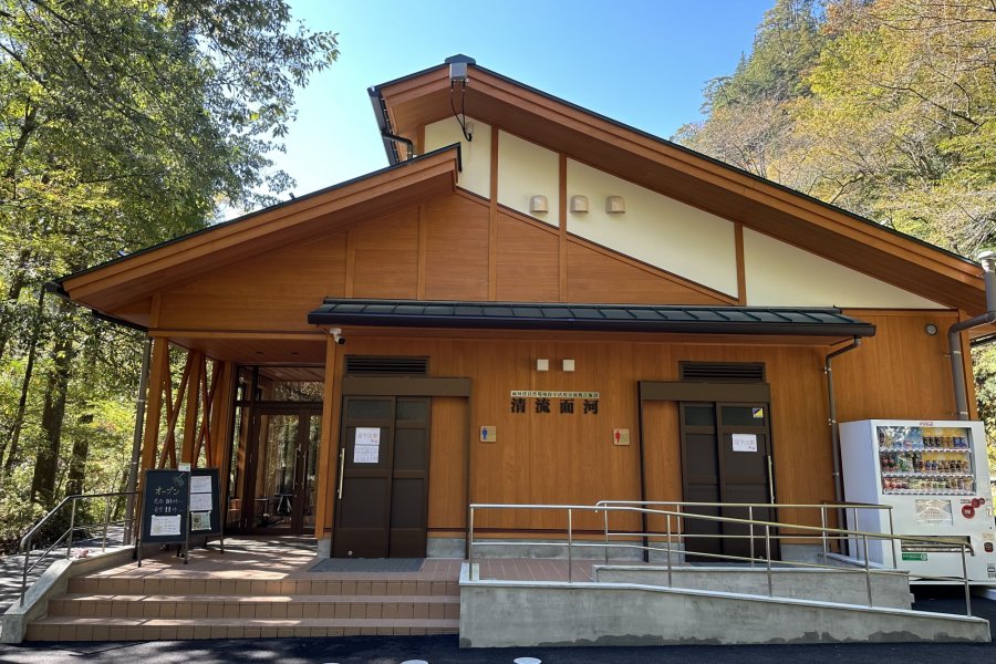 上浮穴郡久万高原町に観光や環境保全の交流拠点施設「清流面河」が令和5年10月に誕生しました