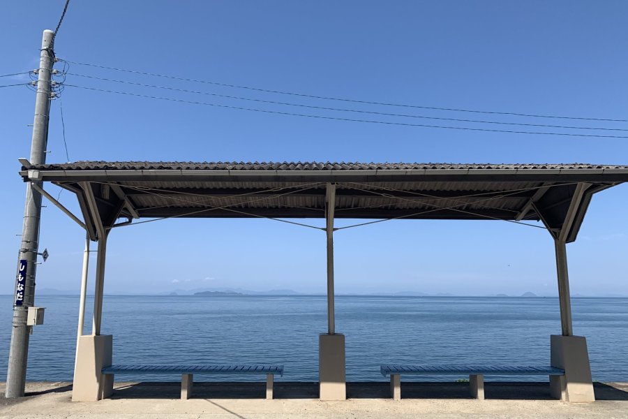伊予市双海町の「下灘駅」から眺める伊予灘の絶景は観光客の心を魅了して離しません