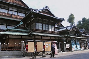 お土産に鯛めし、縁結びも！日本最古の温泉地・道後温泉完全ガイド