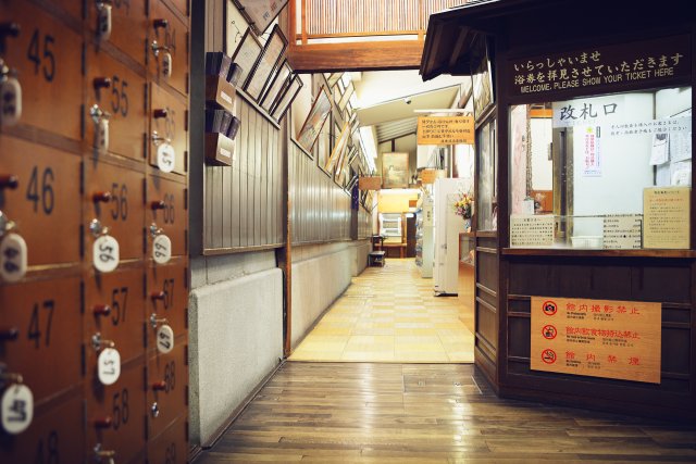 道後温泉本館は工事中も元気に営業