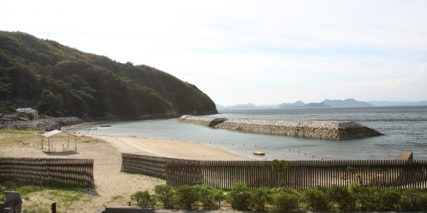 シーズン前には島の住民が参加して清掃活動が行われ、きれいな砂浜が保たれている。
