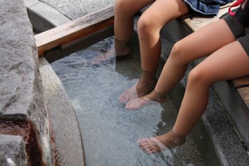 放生園　足湯2