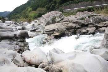 轟甌穴群